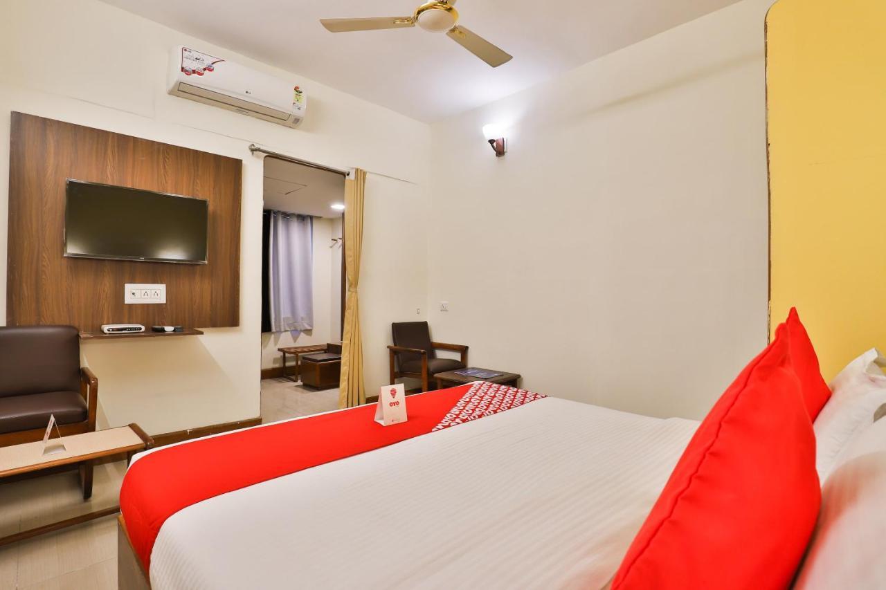 Oyo 13668 Hotel Utsav ヴァドーダラー エクステリア 写真