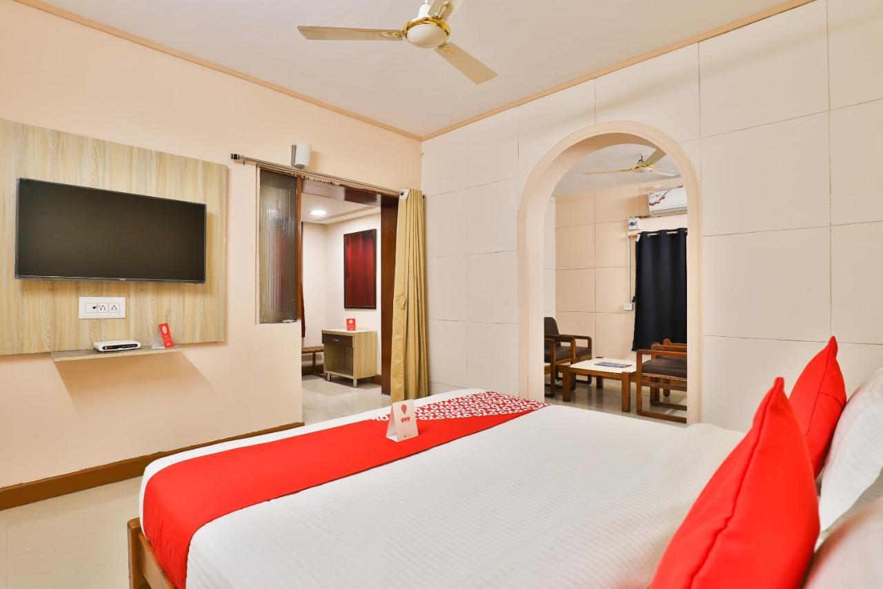 Oyo 13668 Hotel Utsav ヴァドーダラー エクステリア 写真