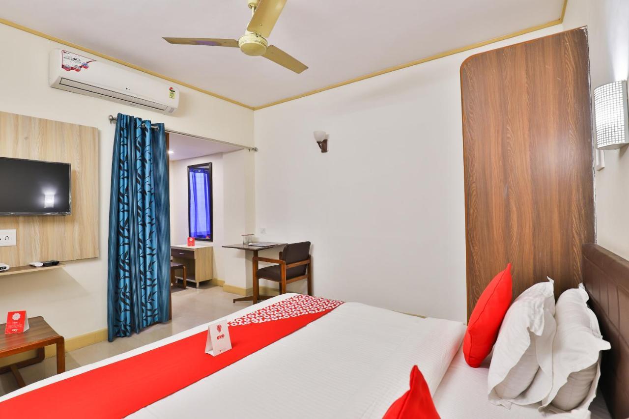 Oyo 13668 Hotel Utsav ヴァドーダラー エクステリア 写真